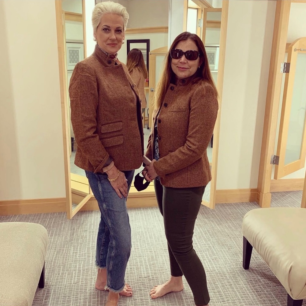 Meet your Posher, Lise and Marilyn! We’re best friends cleaning out our closets.